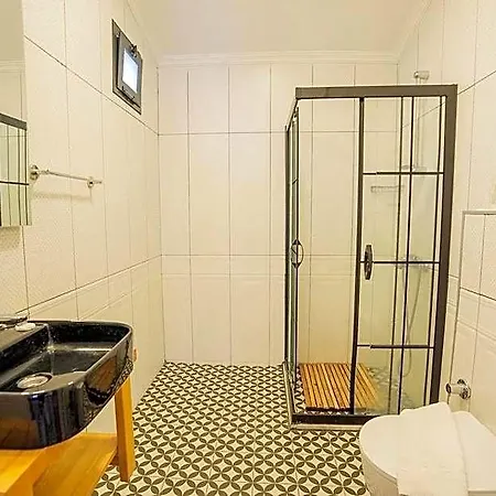Arya Hotel